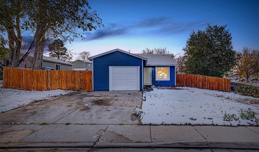 17391 E Layton Dr, Aurora, CO 80015 - 3 Beds, 2 Bath