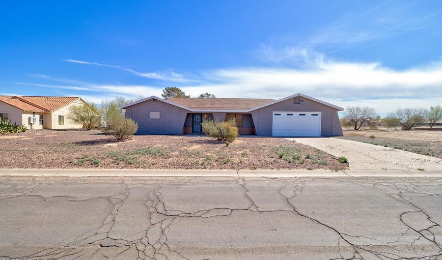 15047 S MOON VALLEY Rd, Arizona City, AZ 85123 - 3 Beds, 3 Bath