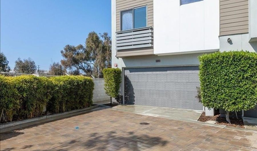 2517 State St, Carlsbad, CA 92008 - 2 Beds, 4 Bath