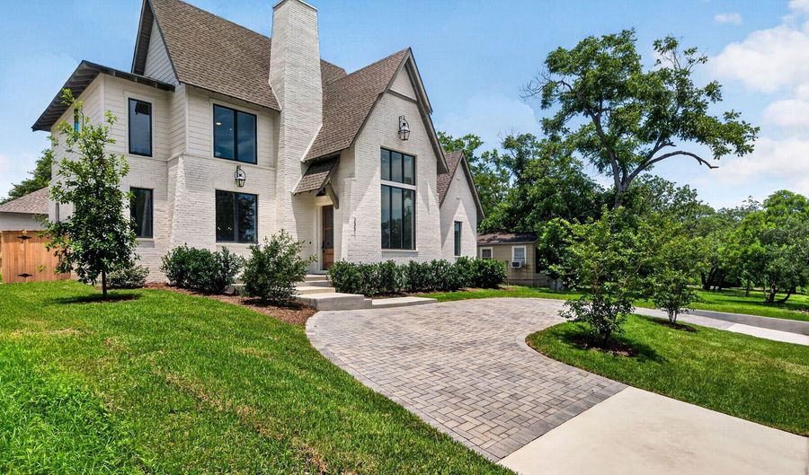 255 CLAYWELL Dr, Alamo Heights, TX 78209 - 4 Beds, 5 Bath