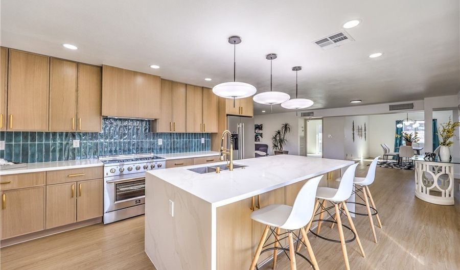 644 Lacy Ln, Las Vegas, NV 89107 - 6 Beds, 4 Bath