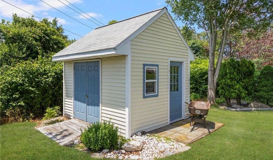 27 Ocean View Dr, Middletown, RI 02842 - 5 Beds, 4 Bath