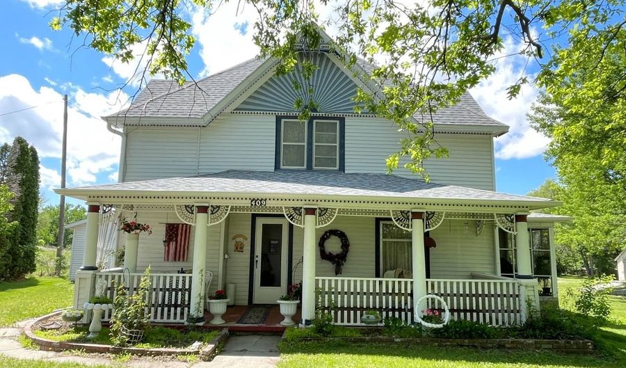 409 N Wilson St, Ainsworth, NE 69210 - 5 Beds, 5 Bath