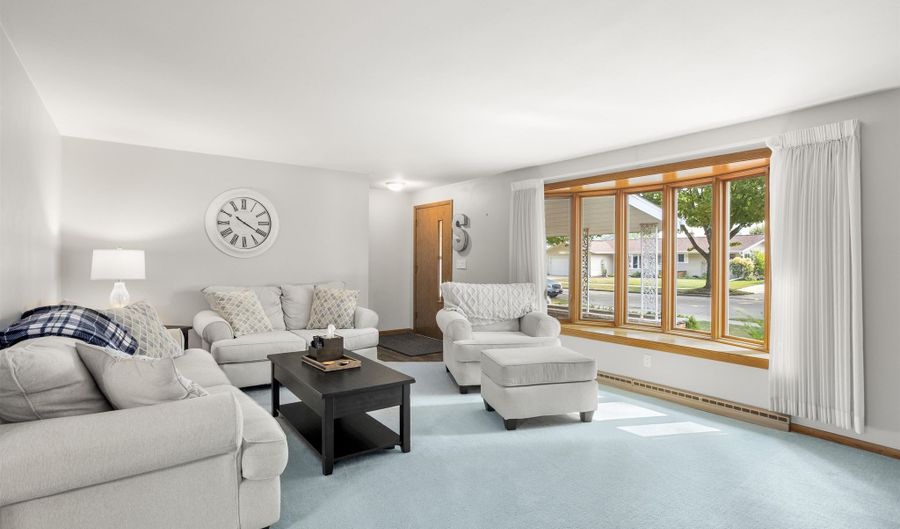 2601 S GREENVIEW St, Appleton, WI 54915 - 3 Beds, 2 Bath