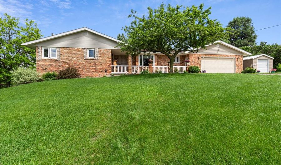 206 Riverview Dr, Vinton, IA 52349 - 3 Beds, 3 Bath