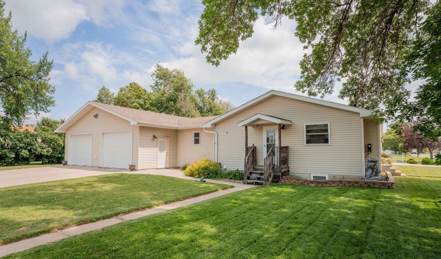 1907 Prospect Ave, Aberdeen, SD 57401 - 3 Beds, 3 Bath