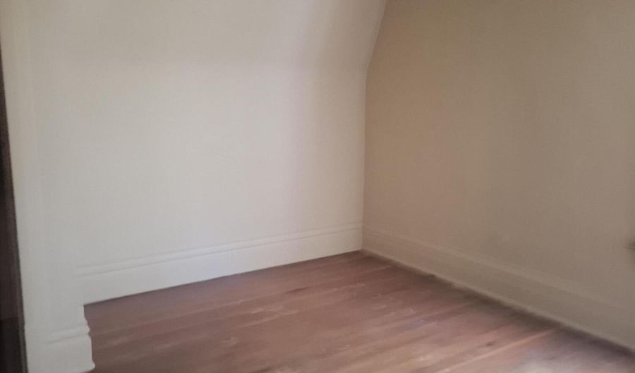 1122 S Washington St, Aberdeen, SD 57401 - 3 Beds, 1 Bath