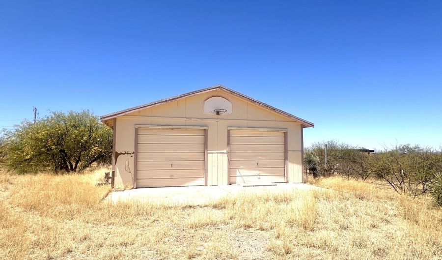 3313 W THUNDERBIRD Trl, Benson, AZ 85602 - 3 Beds, 2 Bath