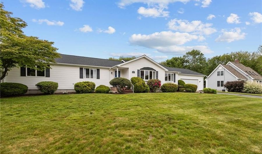 15 Womantam Ln, Cumberland, RI 02864 - 3 Beds, 2 Bath