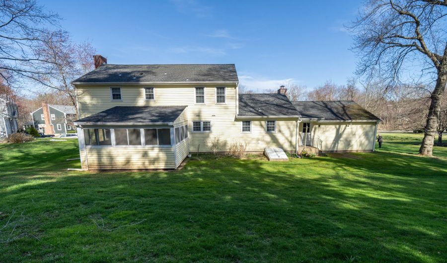 10 Corbin Cir, Branford, CT 06405 - 5 Beds, 4 Bath
