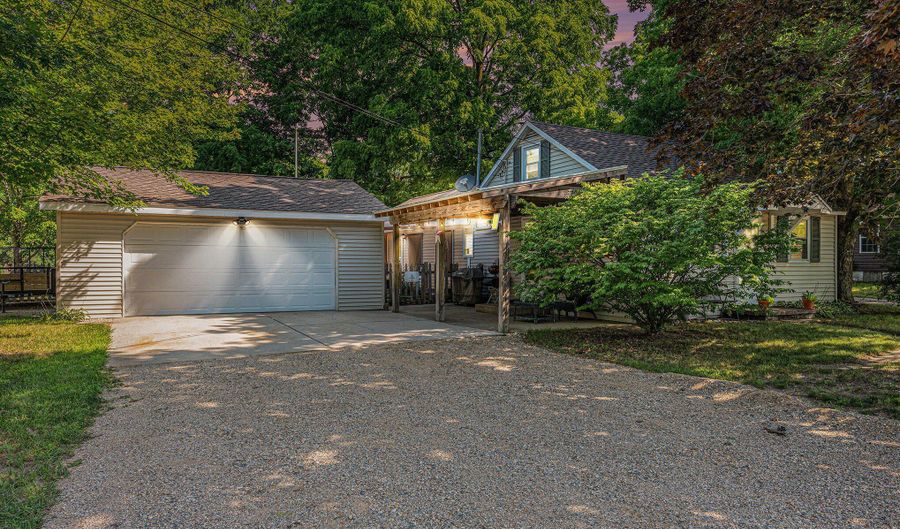 104 Tamarack St, Allegan, MI 49010 - 2 Beds, 1 Bath