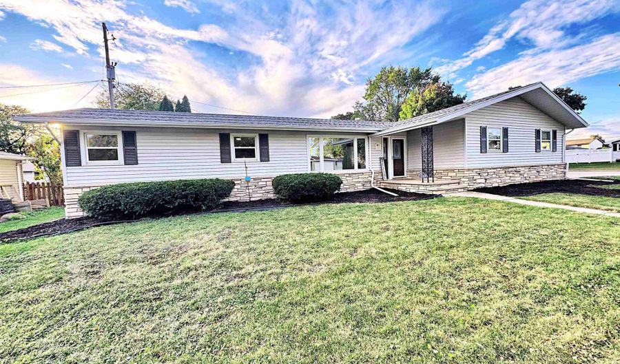 2317 N BAY St, Appleton, WI 54911 - 3 Beds, 2 Bath