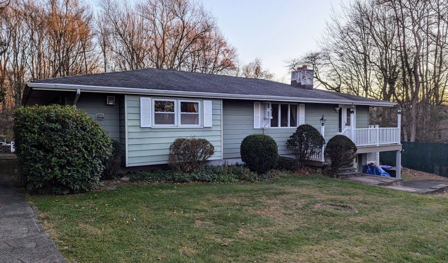 14 Stuart Dr, Danbury, CT 06811 - 4 Beds, 2 Bath