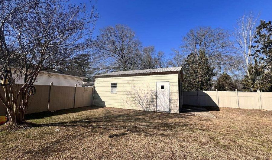303 Bellview Dr, Aberdeen, MS 39730 - 3 Beds, 3 Bath
