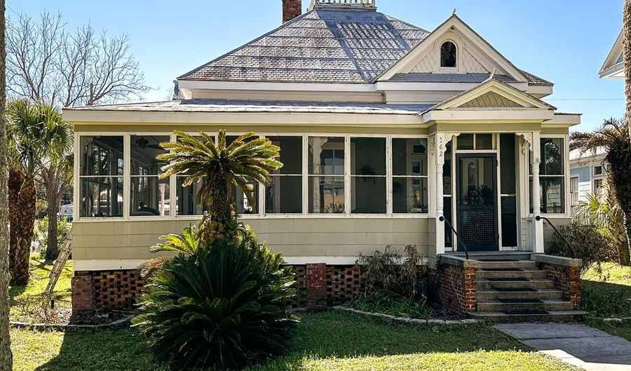 142 4th St, Apalachicola, FL 32320 - 2 Beds, 2 Bath