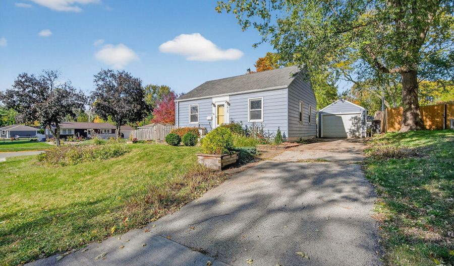 425 15th St, Ames, IA 50010 - 2 Beds, 1 Bath
