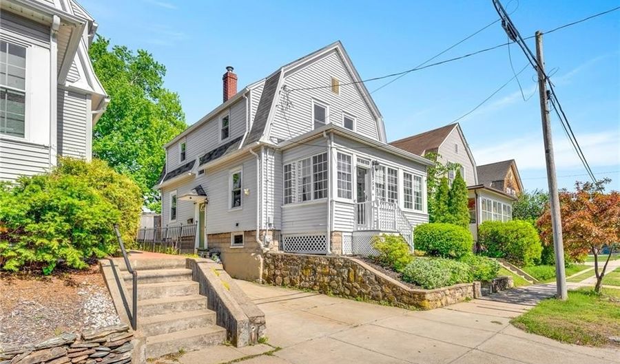 1058 Narragansett Blvd, Cranston, RI 02905 - 4 Beds, 1 Bath