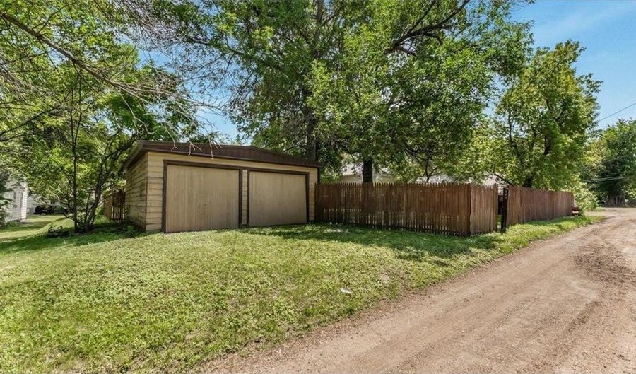 1220 Irving St, Alexandria, MN 56308 - 3 Beds, 2 Bath