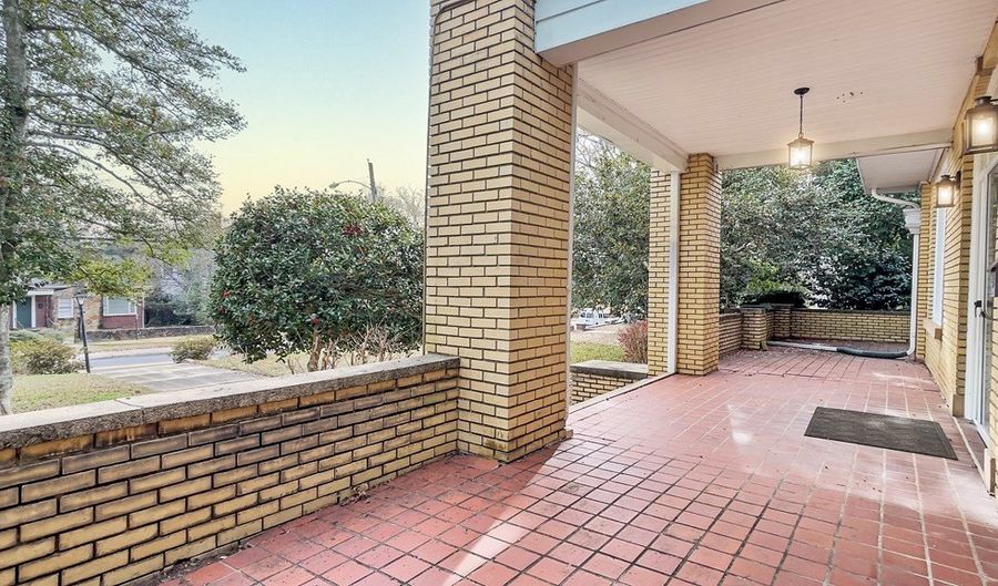 107 GREENVILLE St, Abbeville, SC 29620 - 5 Beds, 4 Bath