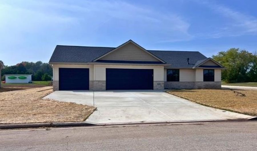 525 KIRKLAND Ave, Algoma, WI 54201 - 3 Beds, 2 Bath