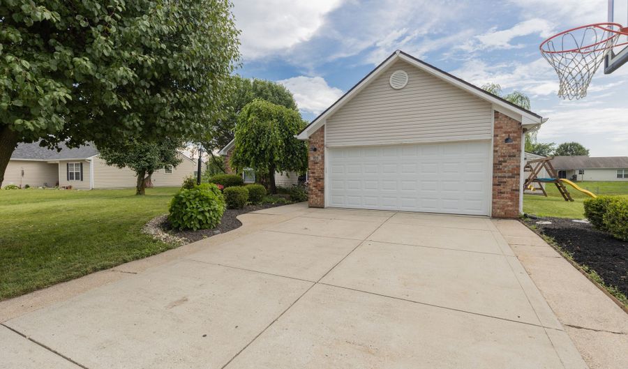 939 Arabian Way, Bargersville, IN 46106 - 3 Beds, 2 Bath