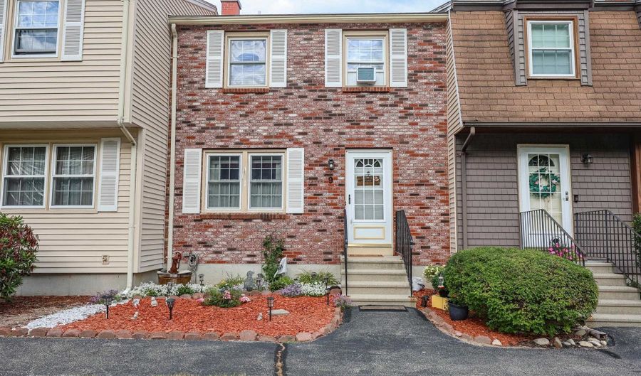 9 Stonegate Ln, Derry, NH 03038 - 2 Beds, 2 Bath