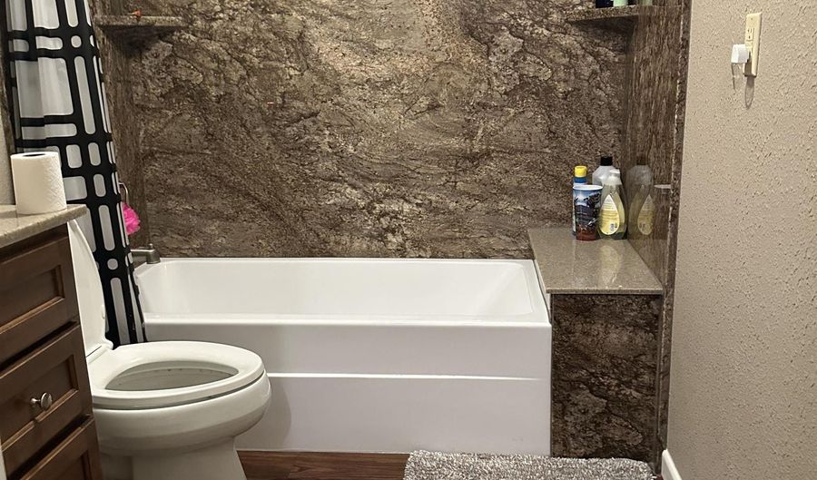 304 N Eighth St, Carlsbad, NM 88220 - 2 Beds, 2 Bath