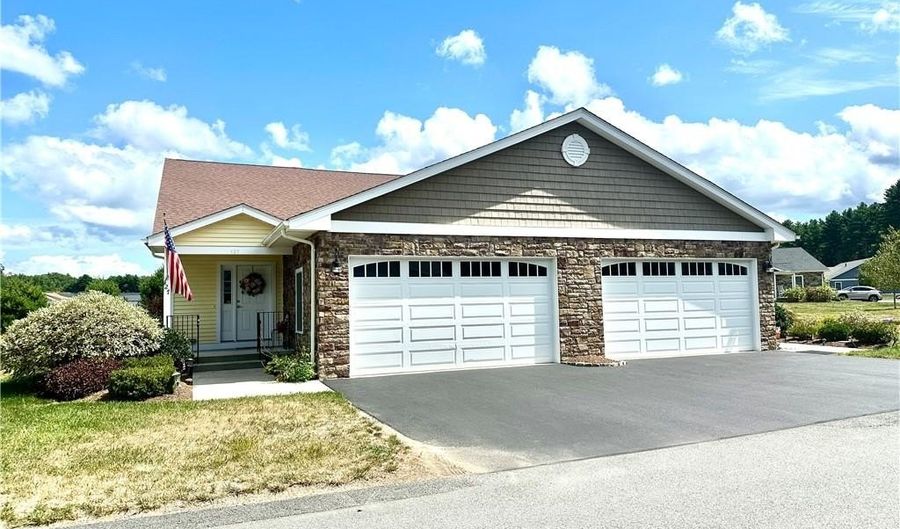 127 BELLA VISTA CIRCLE Cir 68, Glocester, RI 02814 - 2 Beds, 3 Bath