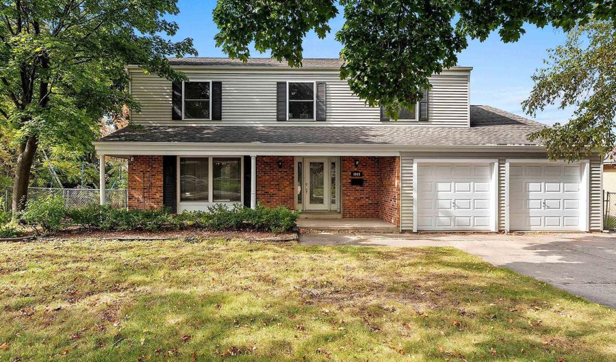 1909 N NICHOLAS St, Appleton, WI 54914 - 5 Beds, 3 Bath