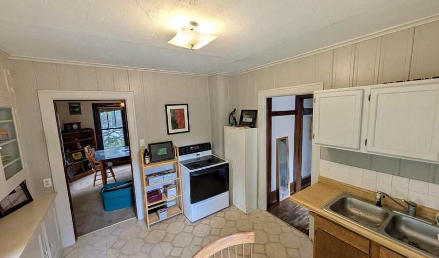 516 E MAPLE St, Appleton, WI 54915 - 4 Beds, 1 Bath