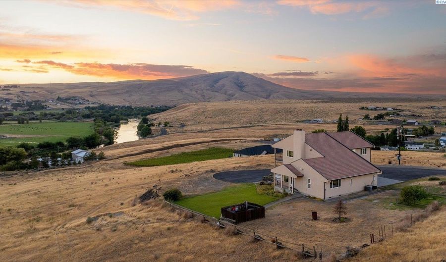16132 E Love Ln, Benton City, WA 99320 - 4 Beds, 4 Bath