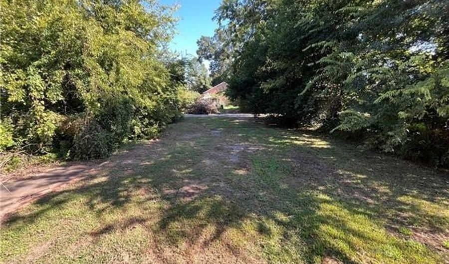 2329 MADELINE St, Alexandria, LA 71301 - 3 Beds, 2 Bath