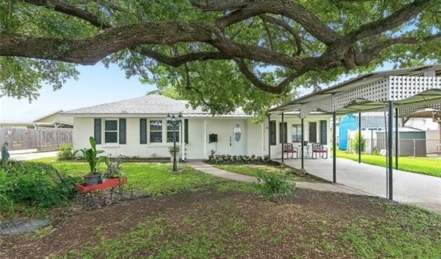 203 BROAD St, Belle Chasse, LA 70037 - 3 Beds, 2 Bath