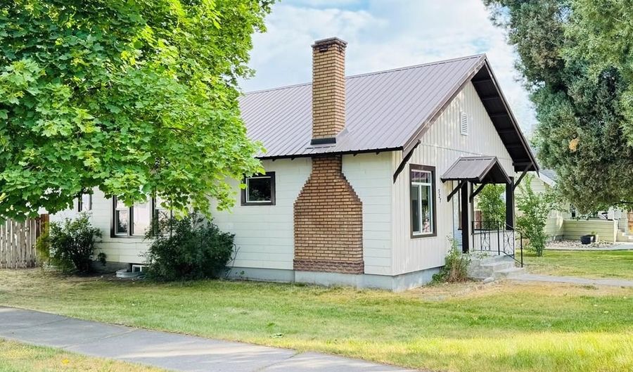327 N University Ave, Blackfoot, ID 83221 - 3 Beds, 1 Bath