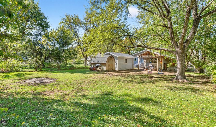 922 S Oak Ave, Aurora, MO 65605 - 3 Beds, 2 Bath