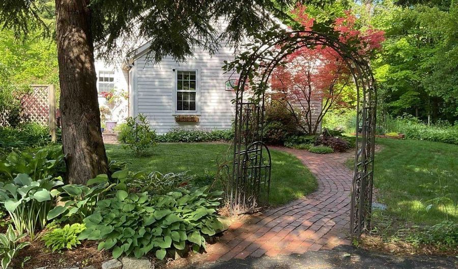 2 Mack Hill Rd, Amherst, NH 03031 - 3 Beds, 2 Bath