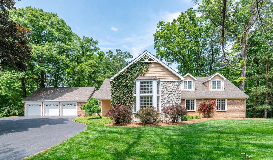 175 Honey Creek Ave NE, Ada, MI 49301 - 5 Beds, 5 Bath