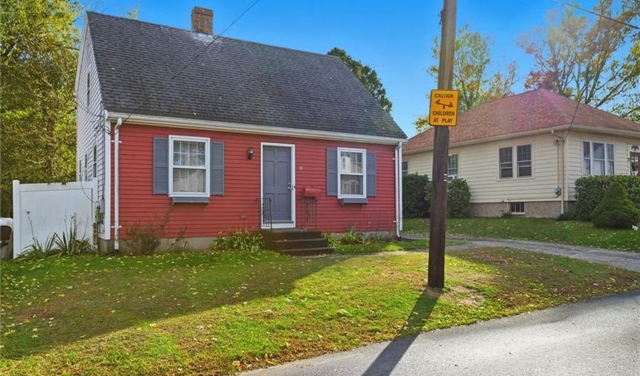 81 Sprague Ave, East Providence, RI 02915 - 3 Beds, 2 Bath