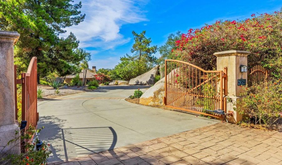 28521 Gladstone Ct, Escondido, CA 92026 - 3 Beds, 4 Bath