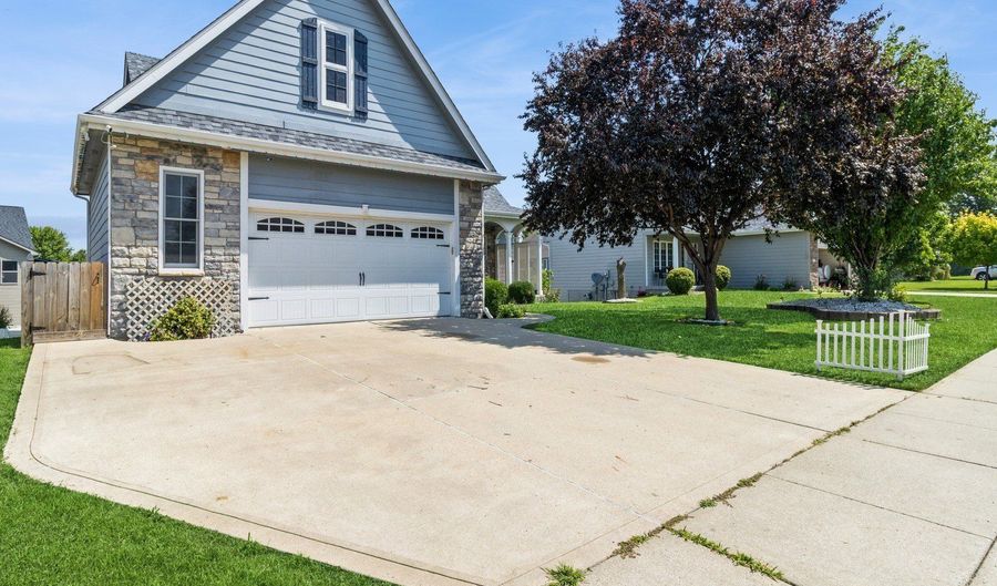 221 19th St SW, Altoona, IA 50009 - 4 Beds, 4 Bath