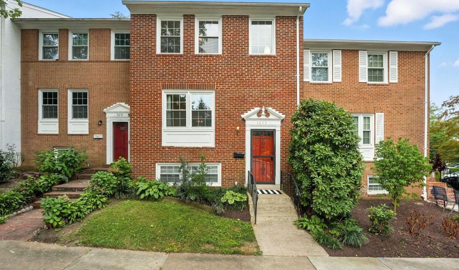 3233 VISCOUNT Ct, Annandale, VA 22003 - 3 Beds, 3 Bath