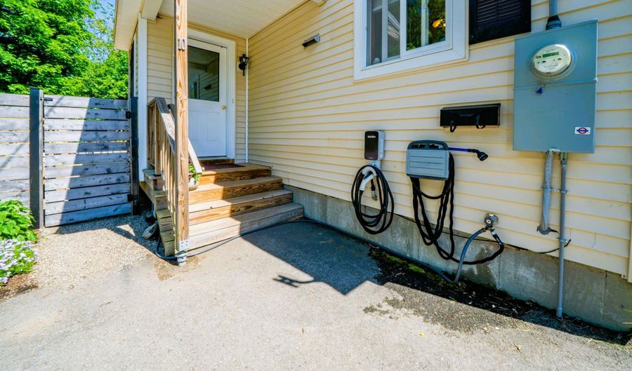 10 School St, Belfast, ME 04915 - 3 Beds, 2 Bath