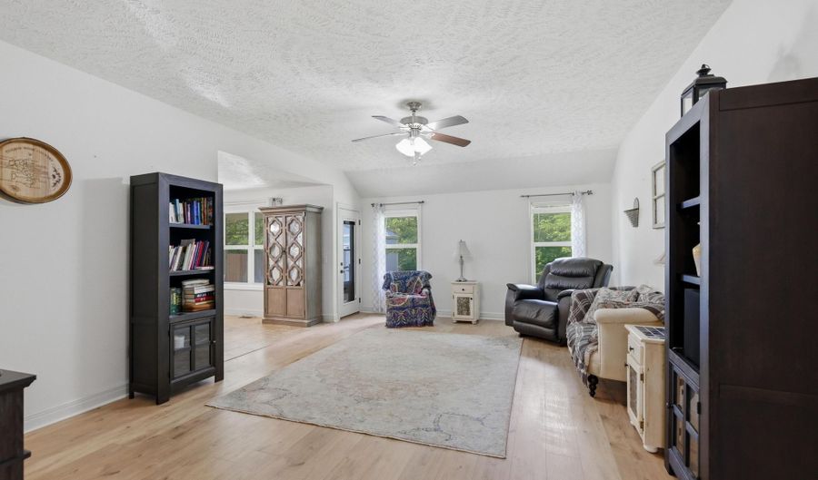 1027 Nickolas St, Aurora, MO 65605 - 3 Beds, 2 Bath
