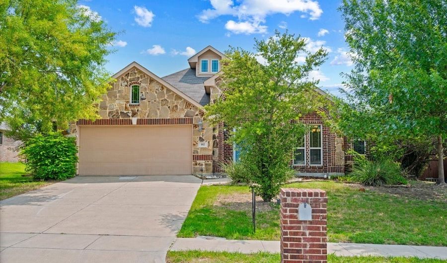 102 Briarstone Dr, Alvarado, TX 76009 - 3 Beds, 2 Bath