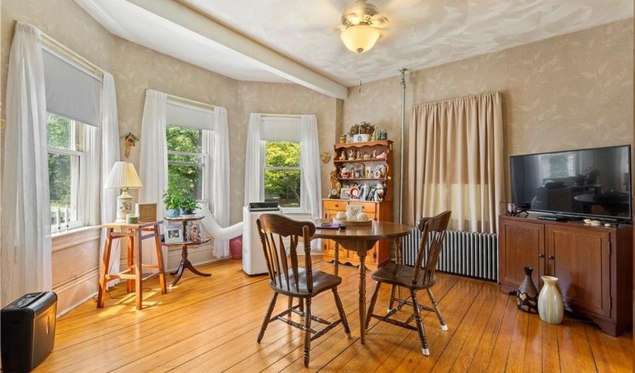 30 Pomham St, Cranston, RI 02910 - 3 Beds, 2 Bath