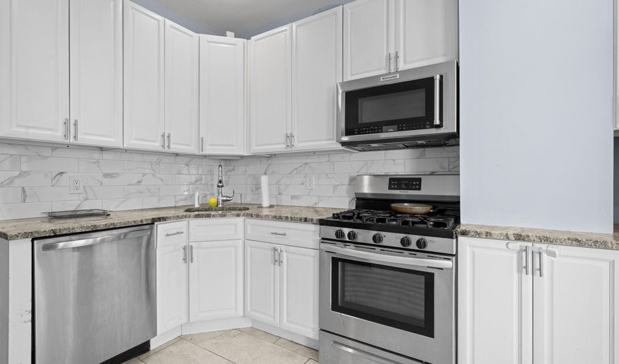 83 HOBART Ave, Bayonne, NJ 07002 - 3 Beds, 1 Bath