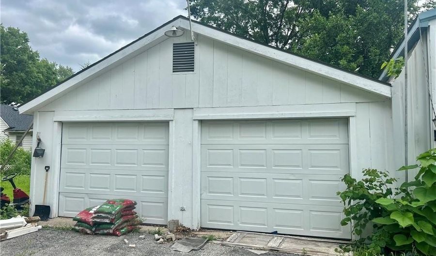 617 N Houston St, Adrian, MO 64720 - 3 Beds, 1 Bath