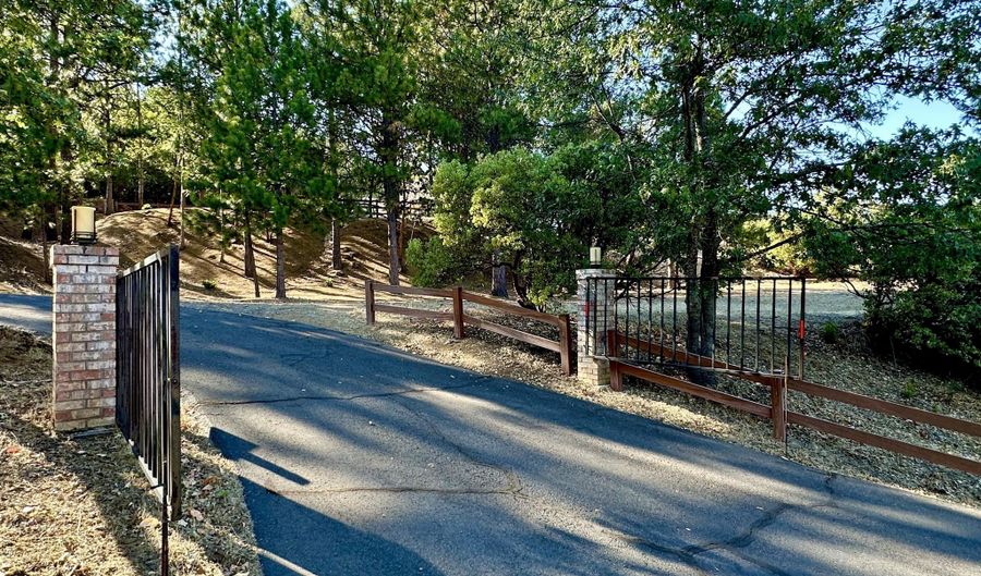197 Timberlake Dr, Ashland, OR 97520 - 4 Beds, 4 Bath