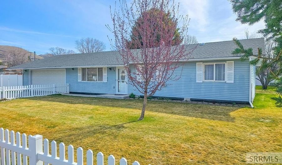 627 S Thelma Ave, Arco, ID 83213 - 3 Beds, 2 Bath
