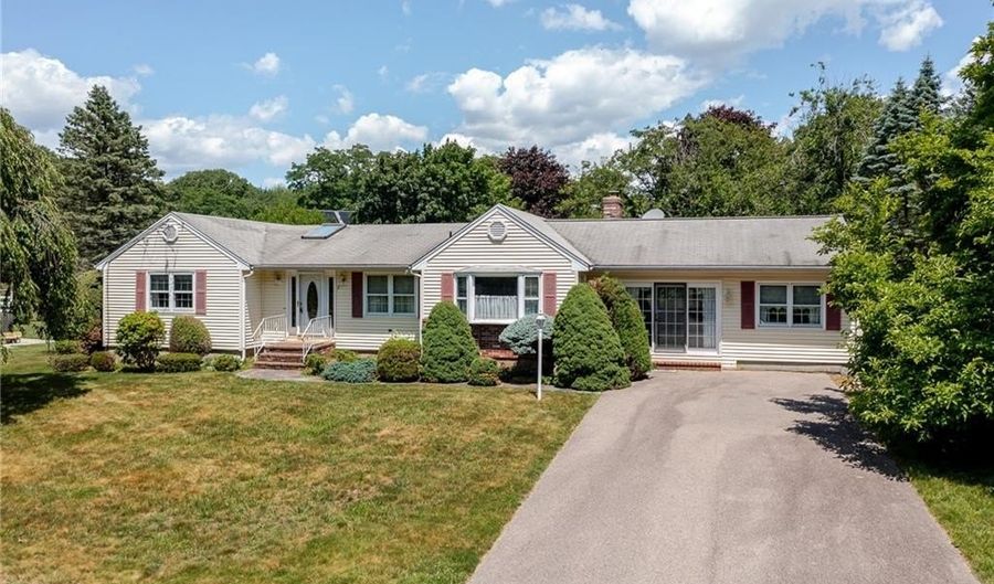 9 Apache Ln, Cumberland, RI 02864 - 2 Beds, 1 Bath